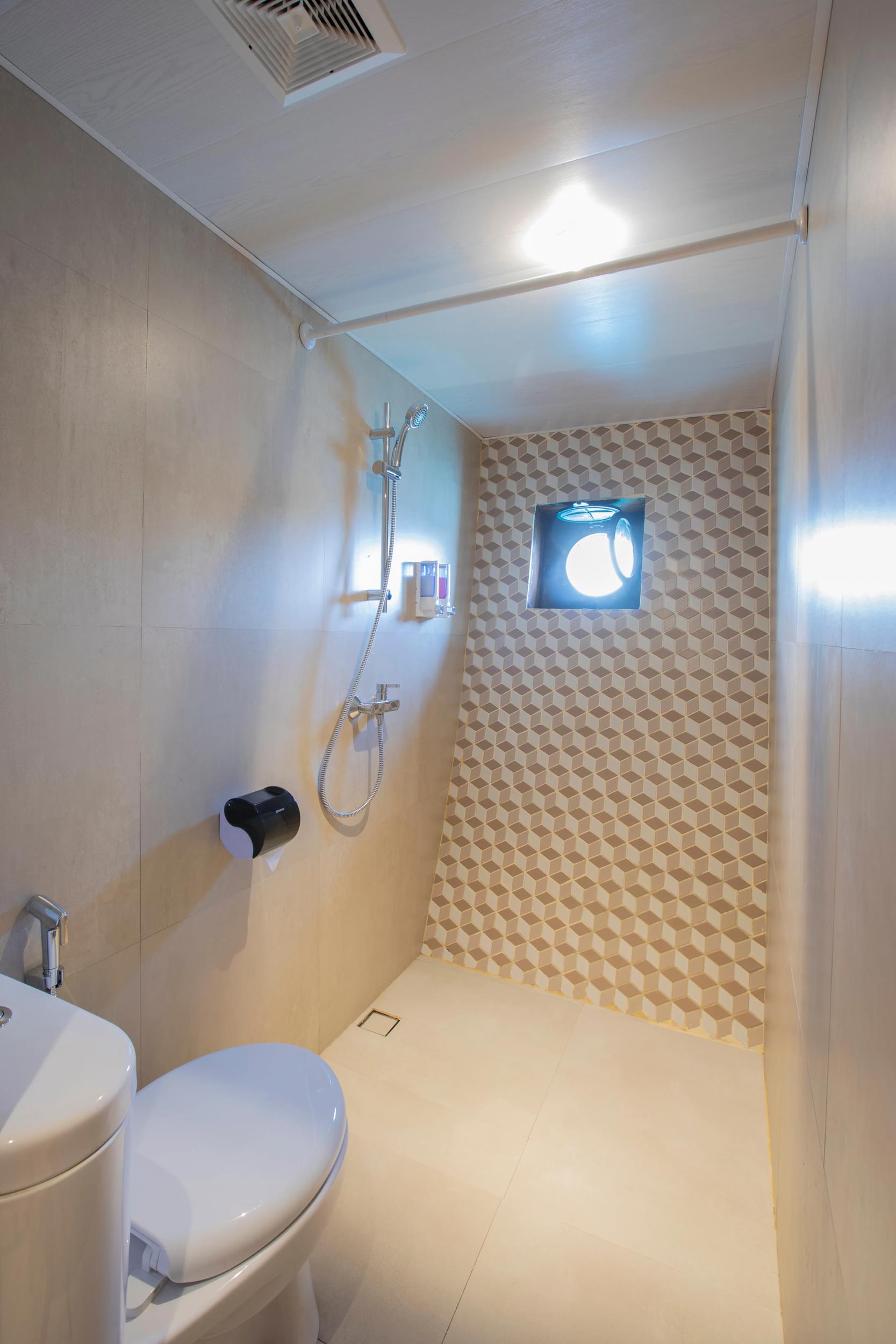 Indo Master liveaboard classic bathroom