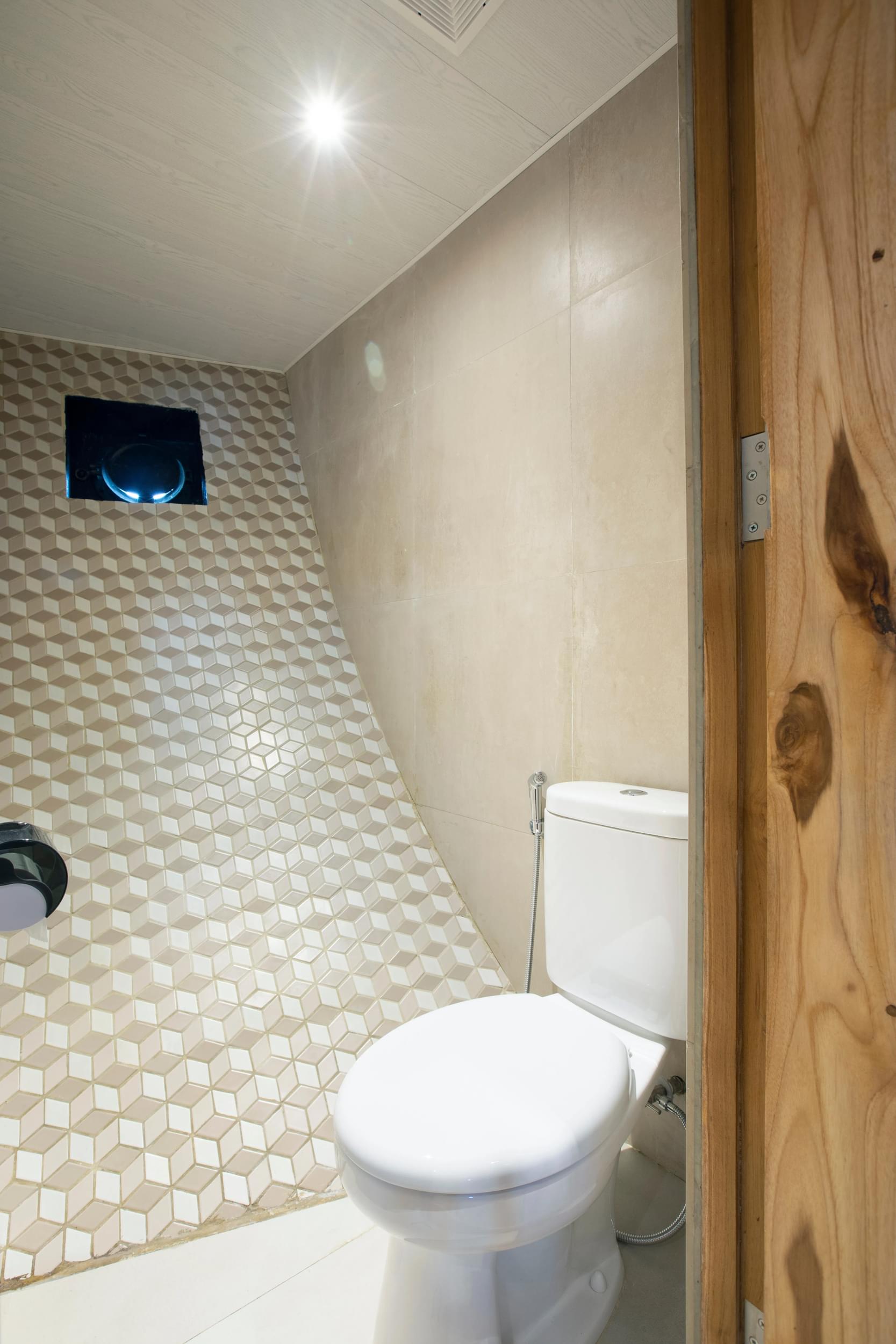 Indonesia diving holiday Indo Master premium bathroom